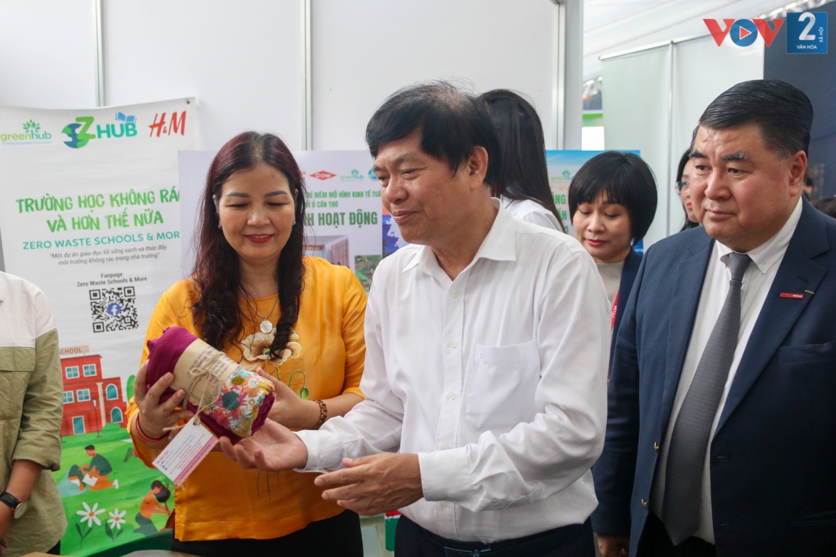 Chương trình triển lãm với chủ đề “Tiêu dùng xanh - Cùng sống lành” với hơn 30 gian hàng, quy tụ hơn 20 doanh nghiệp, đơn vị đến từ trong và ngoài nước, dự kiến thu hút khoảng 25.000 lượt người tham quan