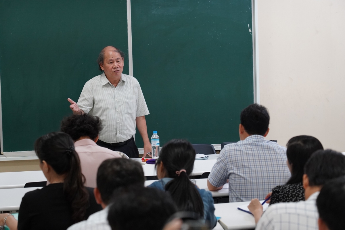 GS Nguyễn Vũ Lương tham gia giảng dạy chương trình bồi dưỡng nâng cao năng lực dạy học môn toán cho giáo viên THPT