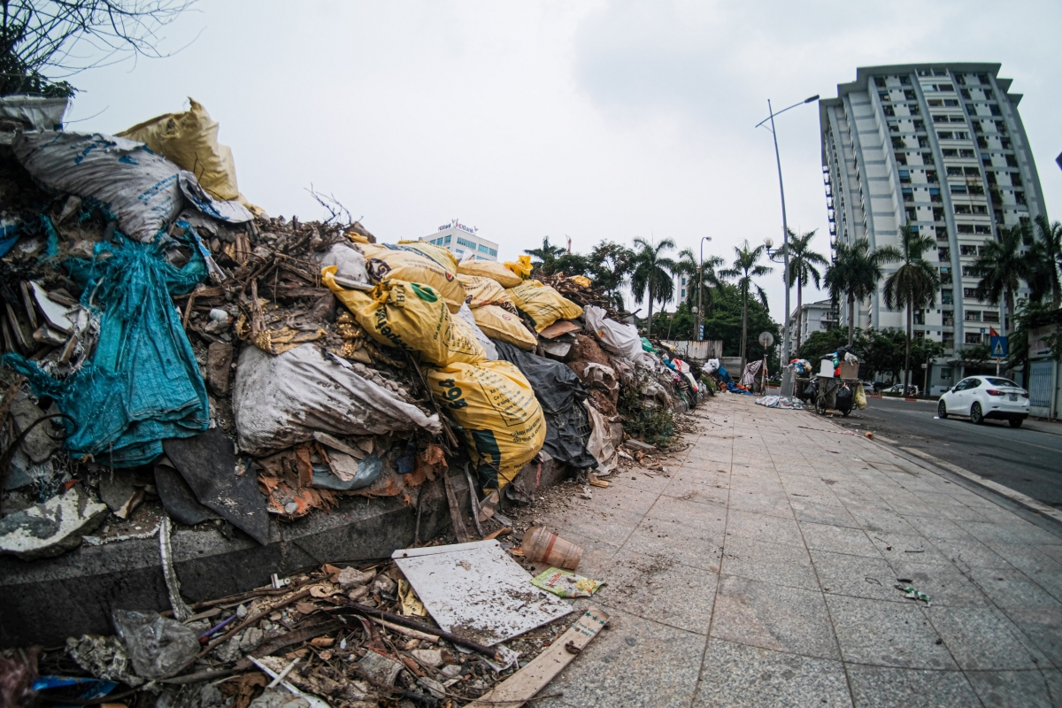 Rác vứt trên vỉa hè gần hồ điều hòa Mai Dịch