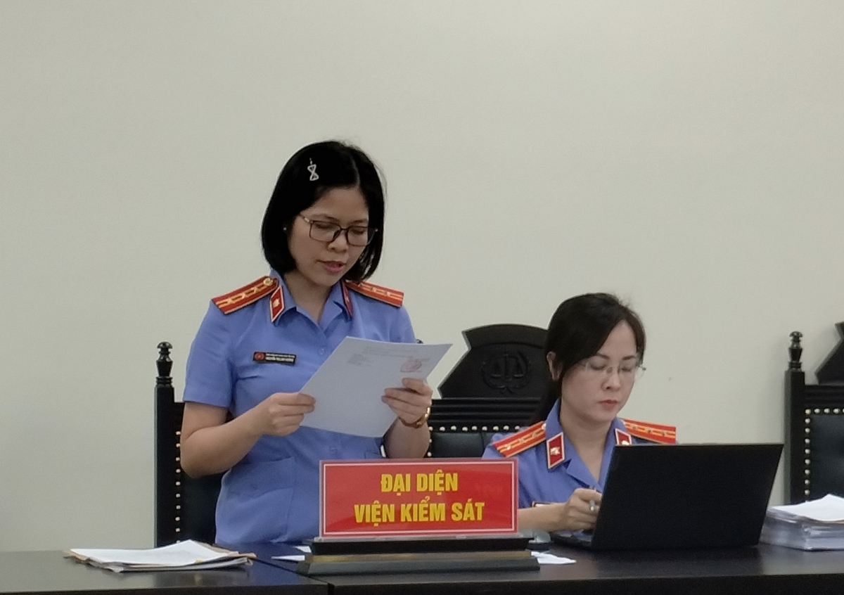 Đại diện Viện kiểm sát trình bày bản cáo trạng 