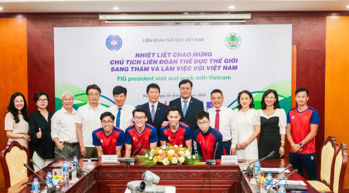 Chủ tịch Liên đoàn Thể dục thế giới Morinari Wantanabe cùng các thành viên Liên đoàn và đội tuyển TDDC