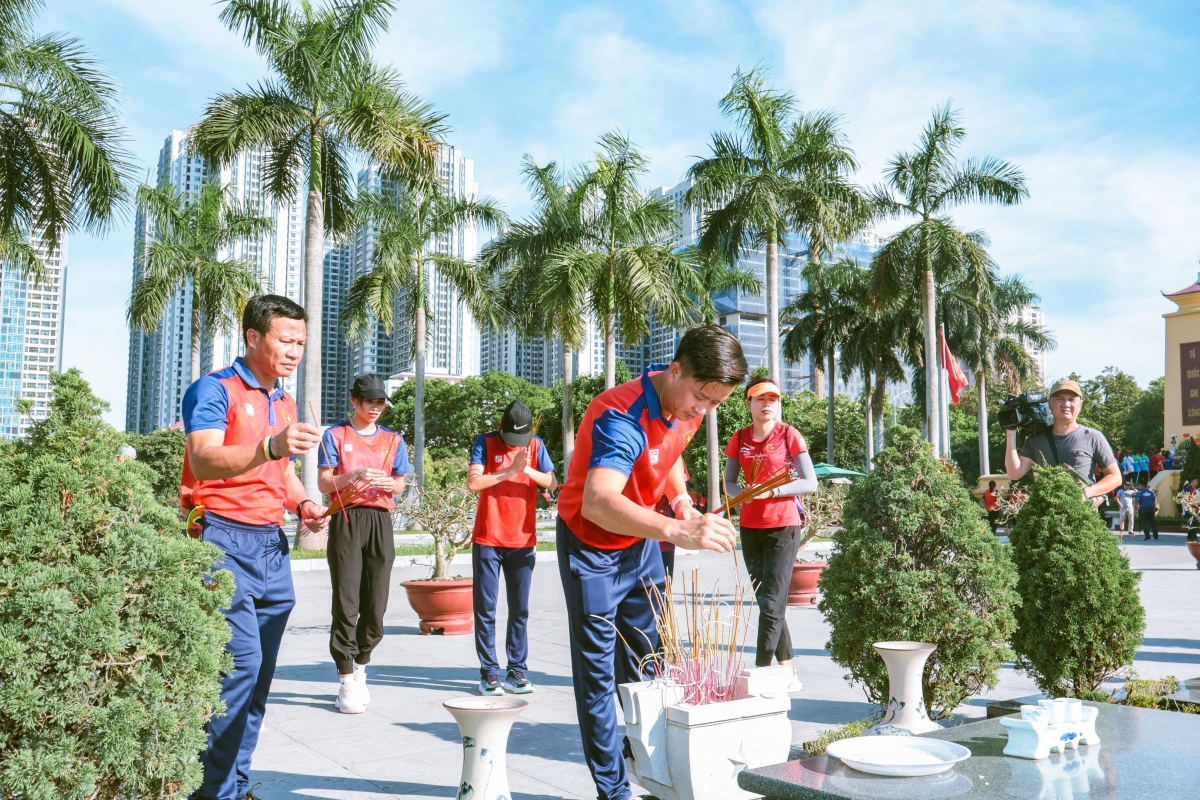 Các HLV, VĐV dâng hương tưởng niệm tại nghĩa trang Mai Dịch, Hà Nội (Ảnh: Quý Lượng)