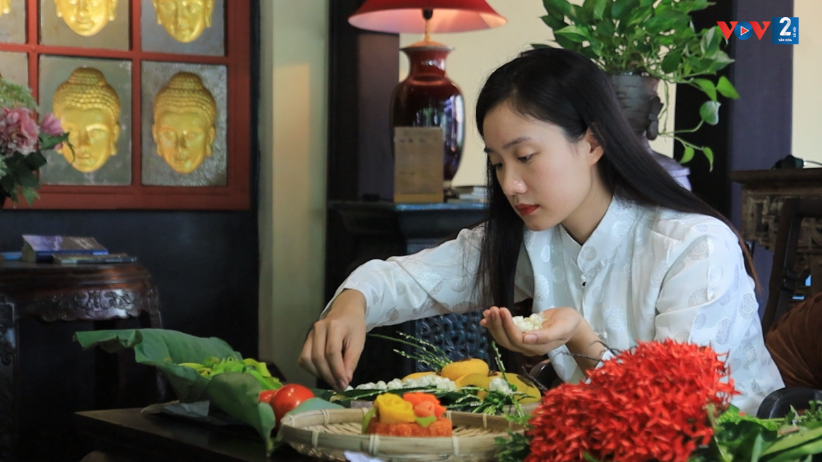 Cùng với mâm cúng lễ Vu lan truyền thống, chị Nguyễn Phương Thảo (Long Biên, Hà Nội) còn làm 3 mâm cỗ gồm hoa mẫu đơn, mâm quả thị và mâm xôi bày tỏ lòng thành kính đối với các bậc tổ tiên, sinh thành.