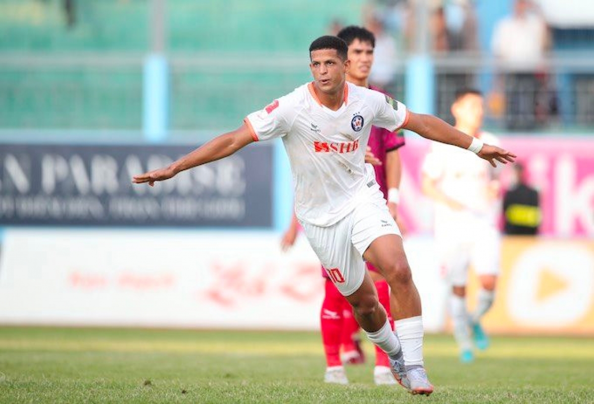 Lucao toả sáng với cú hat trick, nhưng vẫn không thể giúp SHB Đà Nẵng trụ hạng