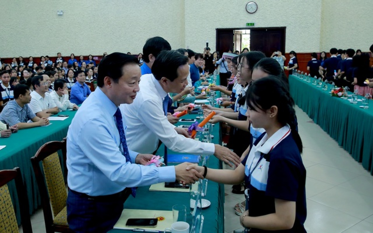 Phó Thủ tướng Trần Hồng Hà, lãnh đạo các bộ, ngành, cơ quan Trung ương nhận thông điệp của Diễn đàn Trẻ em quốc gia lần thứ 7