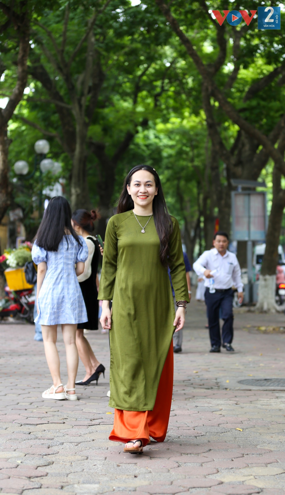 Bạn trẻ thả bước trên con đường Hà Nội vào thu