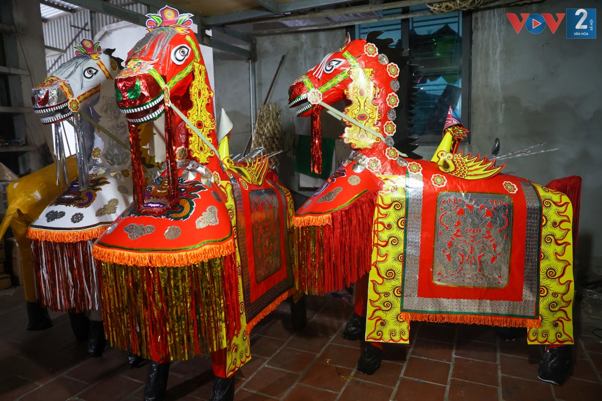 Theo khảo sát, hình “tướng lĩnh” bán buôn với giá dao động 200.000 – 300.000 đồng/hình nộm. Các mô hình ngựa, voi có giá khoảng 100.000 đồng/sản phẩm, loại to đẹp nhất giá 500.000 đồng/sản phẩm.