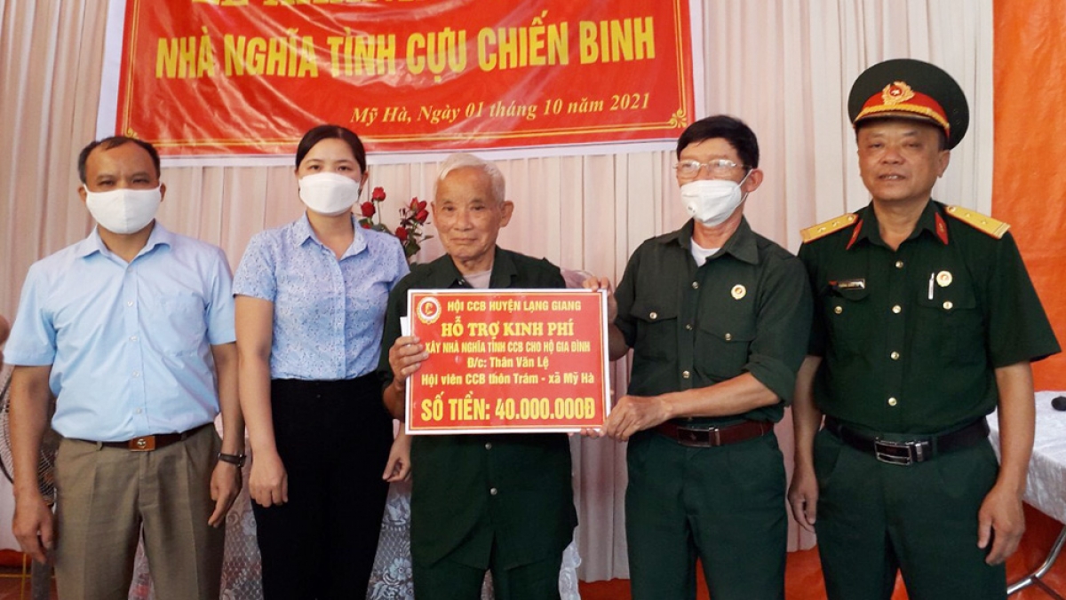 Trao nhà nghĩa tình đồng đội - 1 trong những hoạt động thường xuyên của Hiệp hội doanh nhân CCB (Ảnh minh họa)
