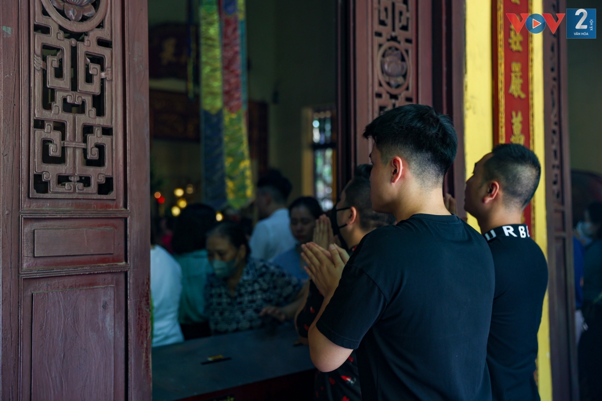 Vào dịp này, mọi người thường cúng bái cầu xin cho tổ tiên, ông bà, cha mẹ đã khuất được siêu thoát. Đây là nét văn hóa và nhân bản của lễ Vu lan - mùa báo hiếu.