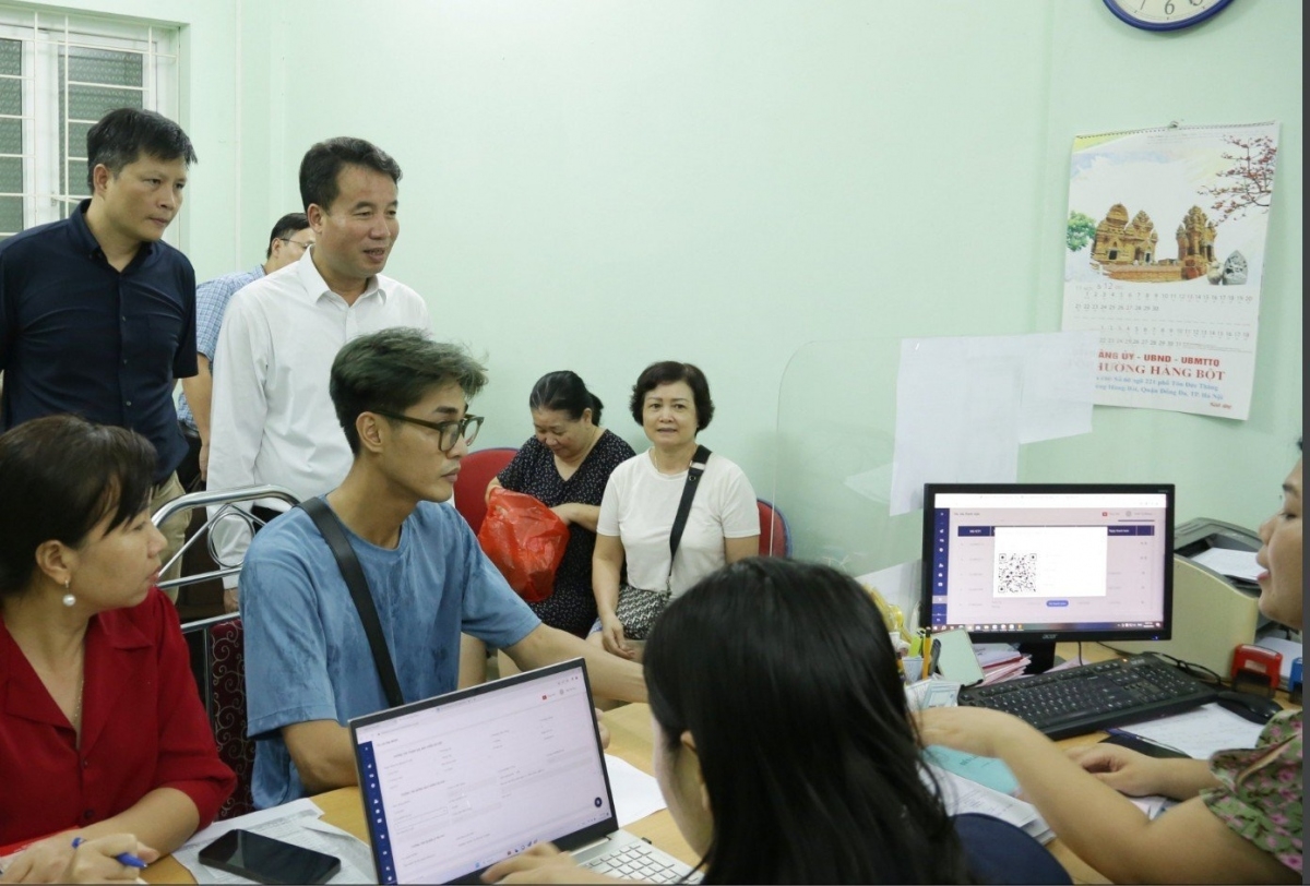 Tổng giám đốc Nguyễn Thế Mạnh đi thị sát