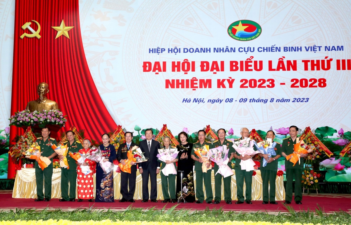 Nguyên Chủ tịch nước Trương Tấn Sang và nguyên Chủ tịch Quốc hội Nguyễn Thị Kim Ngân tặng hoa chúc mừng các Anh hùng LLVTND, Anh hùng Lao động.