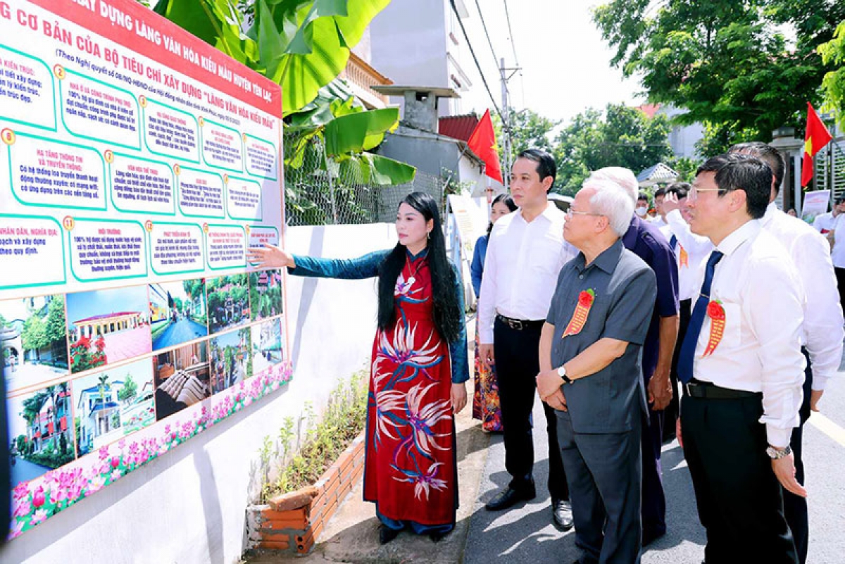 Bí thư Tỉnh ủy Vĩnh Phúc Hoàng Thị Thúy Lan giới thiệu về 14 tiêu chí của Làng văn hoá kiểu mẫu