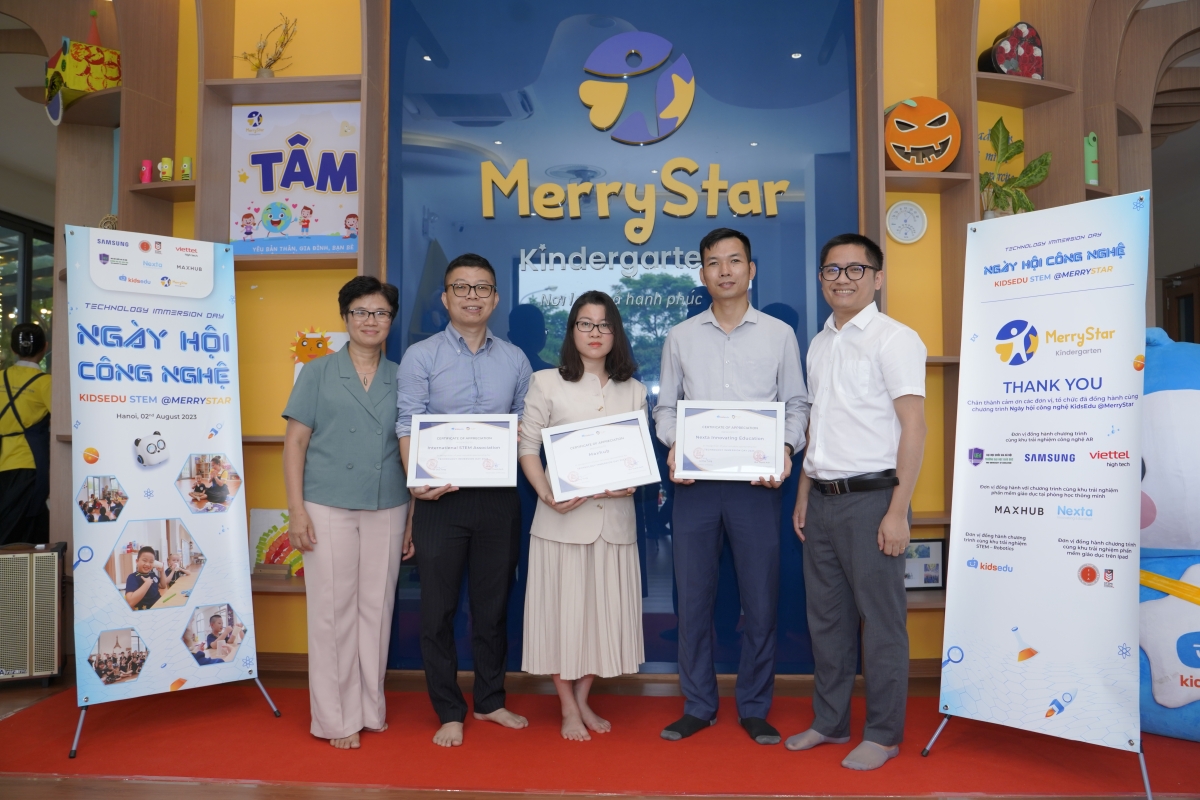 Bà Đậu Thúy Hà, đại diện Hiệp hội Mầm non ngoài công lập Việt Nam (Ngoài cùng bên trái ảnh) cùng đại diện các đơn vị đồng hành cùng ngày hội trải nghiệm công nghệ.