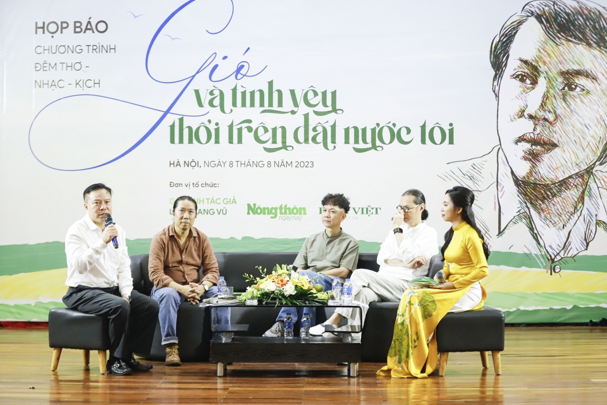 Nhà báo Lưu Quang Định - Tổng Biên tập báo Nông thôn Ngày nay, Trưởng Ban tổ chức chương trình, em trai nhà thơ Lưu Quang Vũ giới thiệu trong buổi họp báo