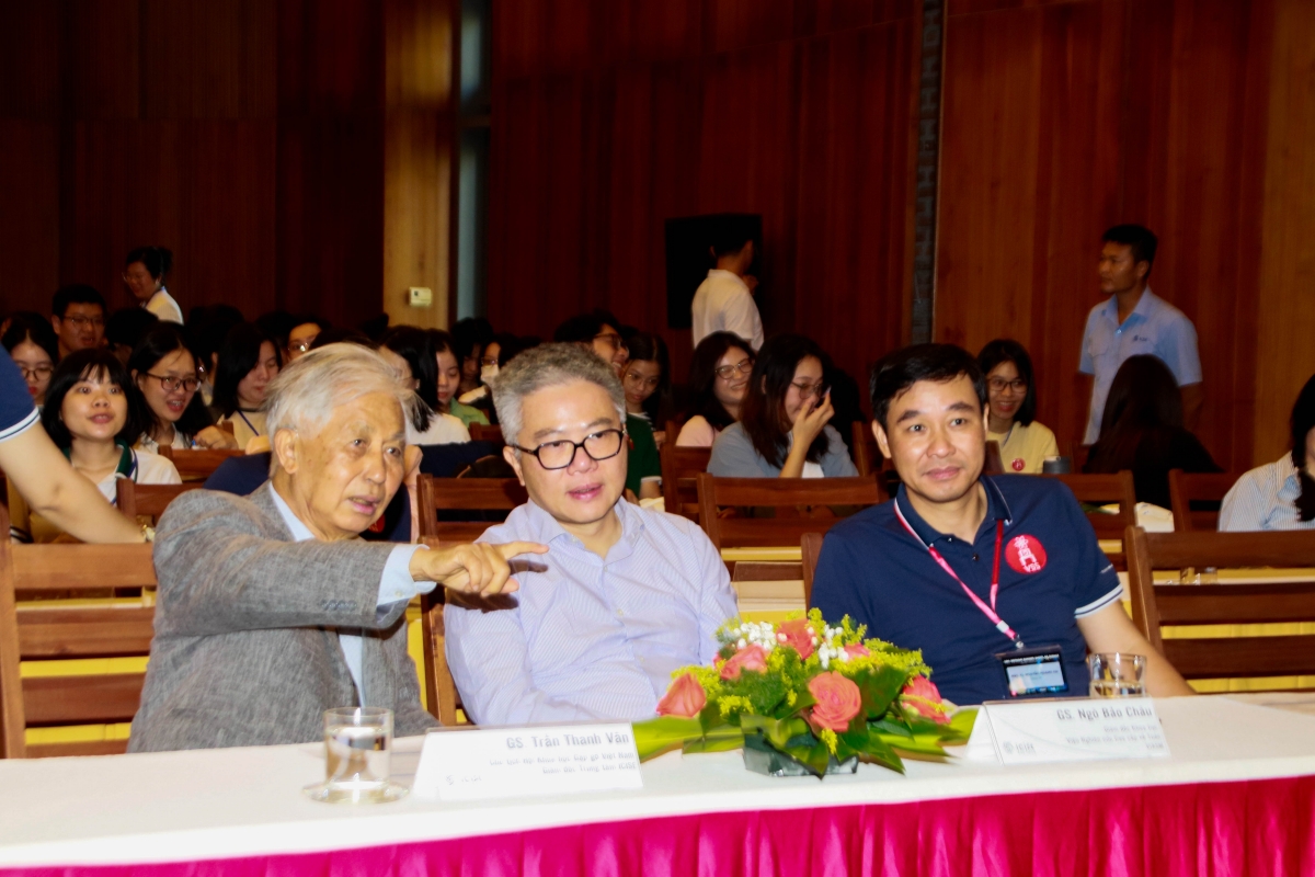 GS Trần Thanh Vân, GS Ngô bảo Châu và PGS.TS Nguyền Hoàng Hải (từ trái sang)