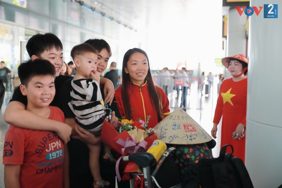 Huỳnh Như chụp ảnh lưu niệm cùng người hâm mộ