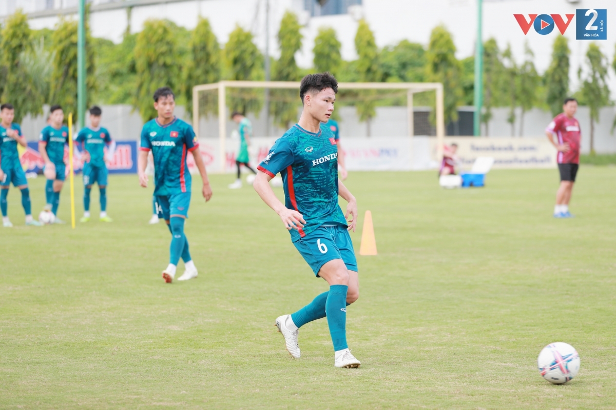 Lê Văn Hà (số 6) với chiều cao 1m84 cũng là gương mặt sáng giá cho hàng phòng ngự của U23 Việt Nam.