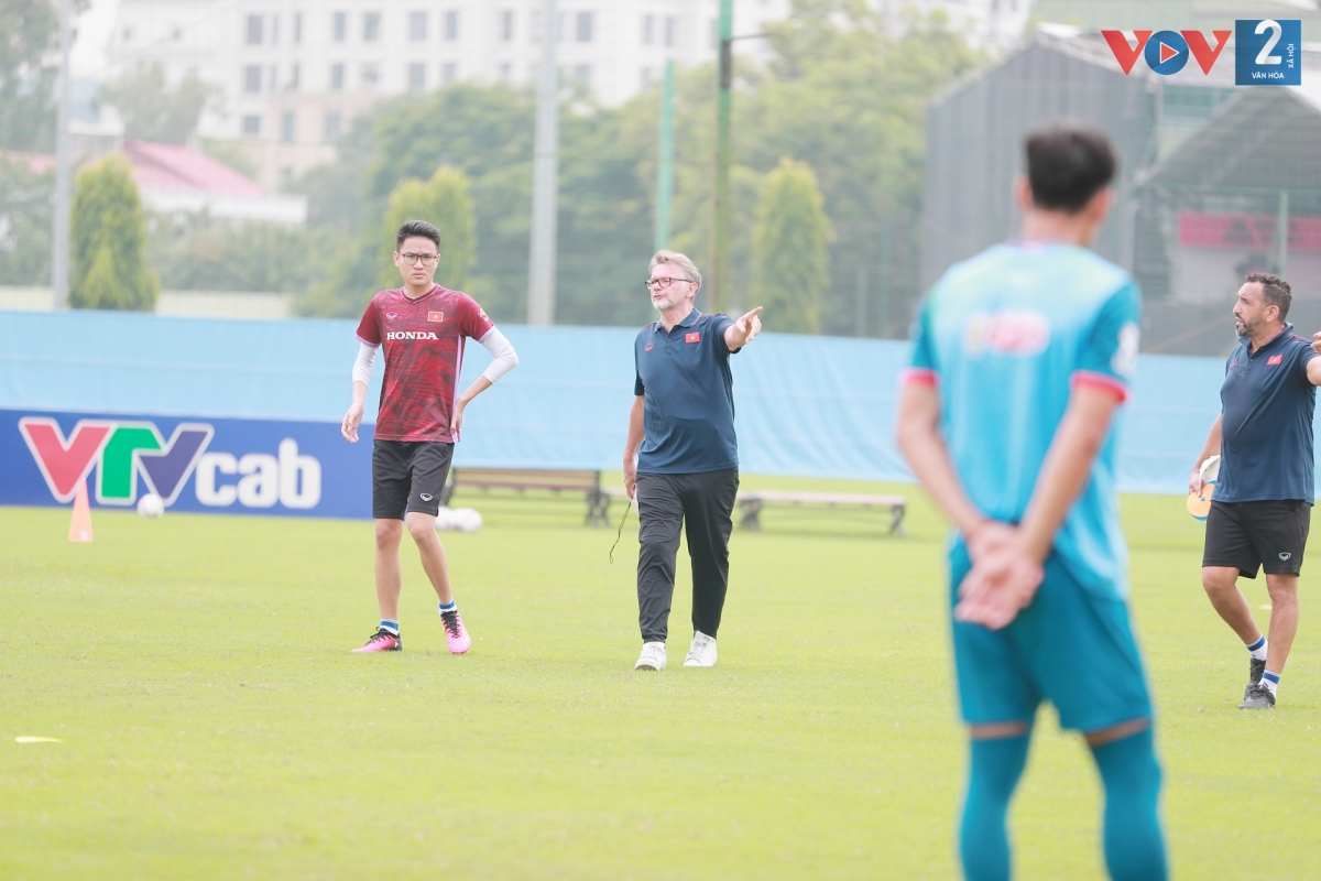 Theo tiền vệ sinh năm 2004, HLV Troussier rất kỹ tính trong từng chi tiết nhỏ