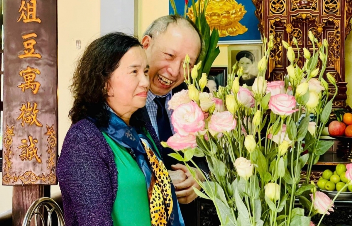 Ánh mắt lấp lánh niềm vui giản dị của hai người cô đơn tìm thấy nhau.