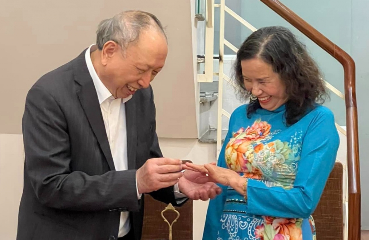 Ông từ chối món quà của các con, tự tay đi mua cặp nhẫn để trao cho bà trong ngày trọng đại.