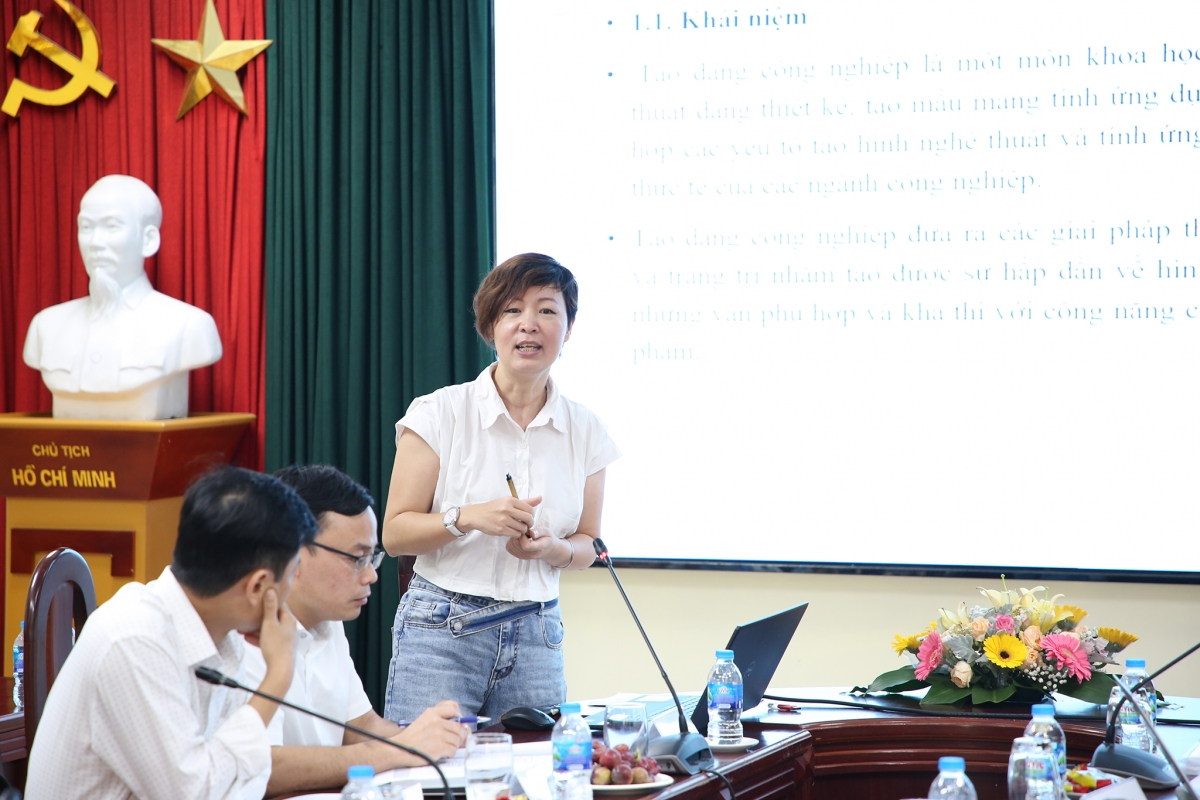 ThS. Lý Thị Hoài Thu (Trường ĐH Kiến trúc) trình bày báo cáo “Thực tế giảng dạy chuyên ngành thiết kế công nghiệp và những tiềm năng”