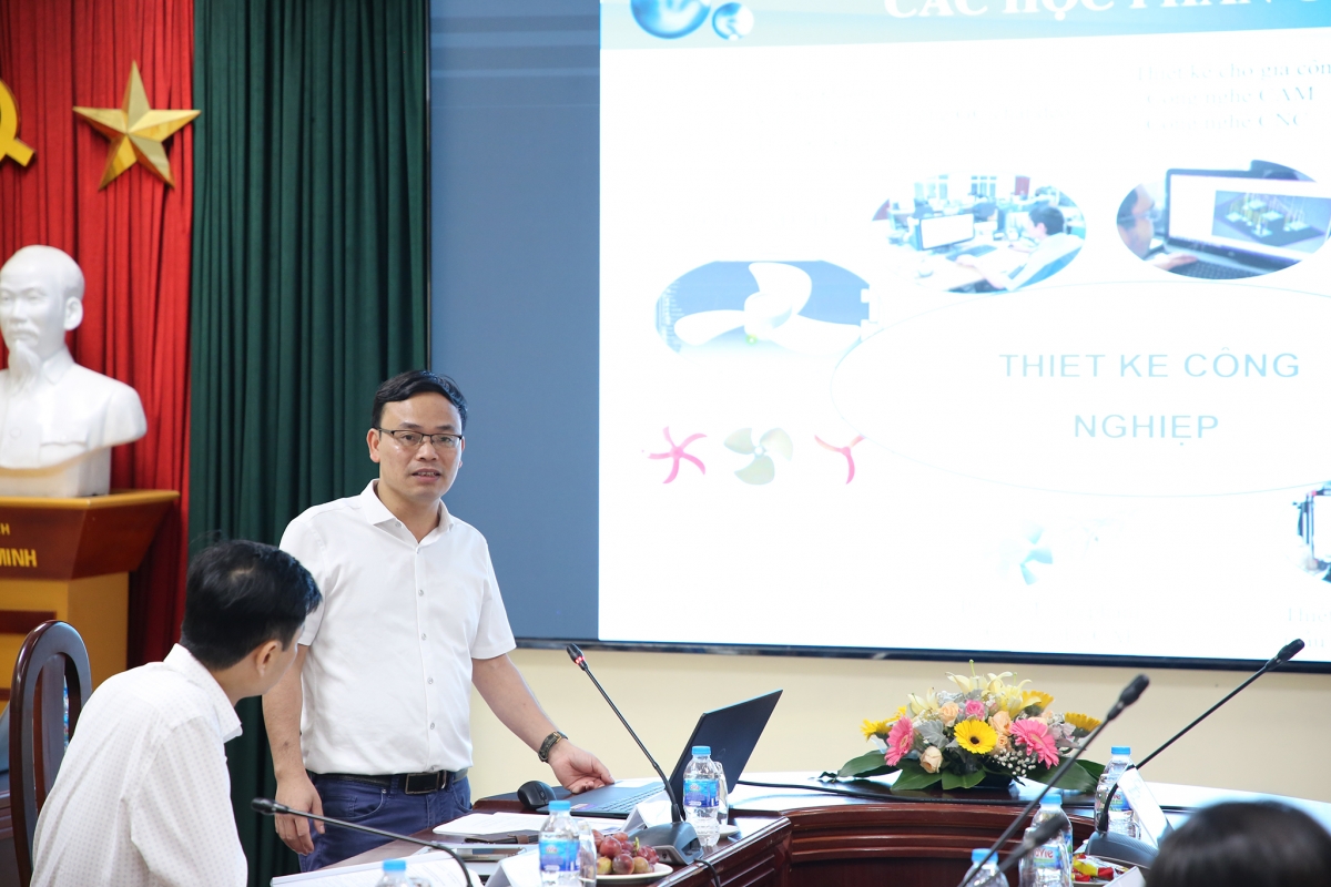 PGS.TS. Trần Thế Văn (Trưởng Khoa Cơ khí, Trường ĐH Sư phạm kỹ thuật Hưng Yên) trình bày báo cáo “Đào tạo kỹ sư thiết kế theo định hướng ứng dụng trong công nghiệp”