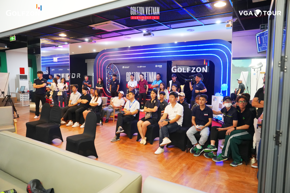Khán giả theo dõi các VĐV tranh tài tại VCK Golfzon Championship Vietnam 2023