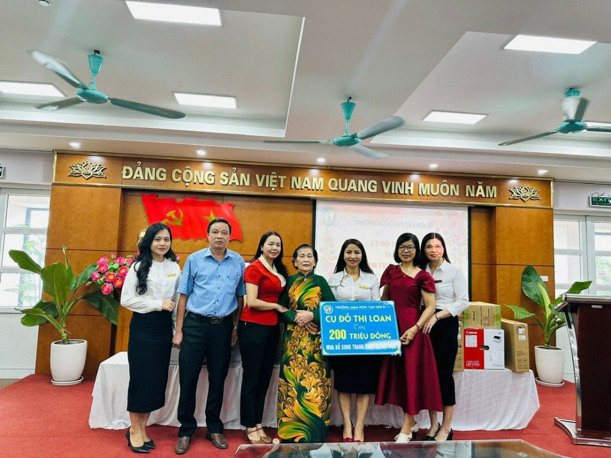 Bà Đỗ Thị Loan ủng hộ tiền cho Trường Mầm non Tân Hội B để mua sắm thêm trang thiết bị phục vụ dạy và học cho trẻ.