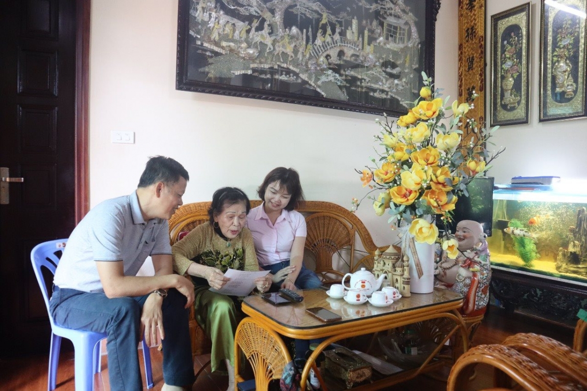 Dù đã ở tuổi "xưa nay hiếm" nhưng bà Đỗ Thị Loan vẫn nhanh nhẹn và minh mẫn.