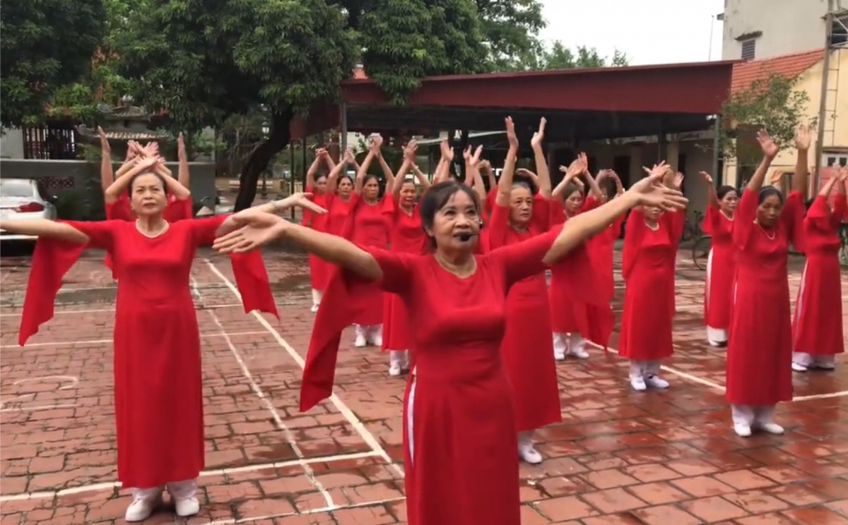 Bà Lừng hướng dẫn và chỉnh sửa động tác của các bài dưỡng sinh cho hội viên