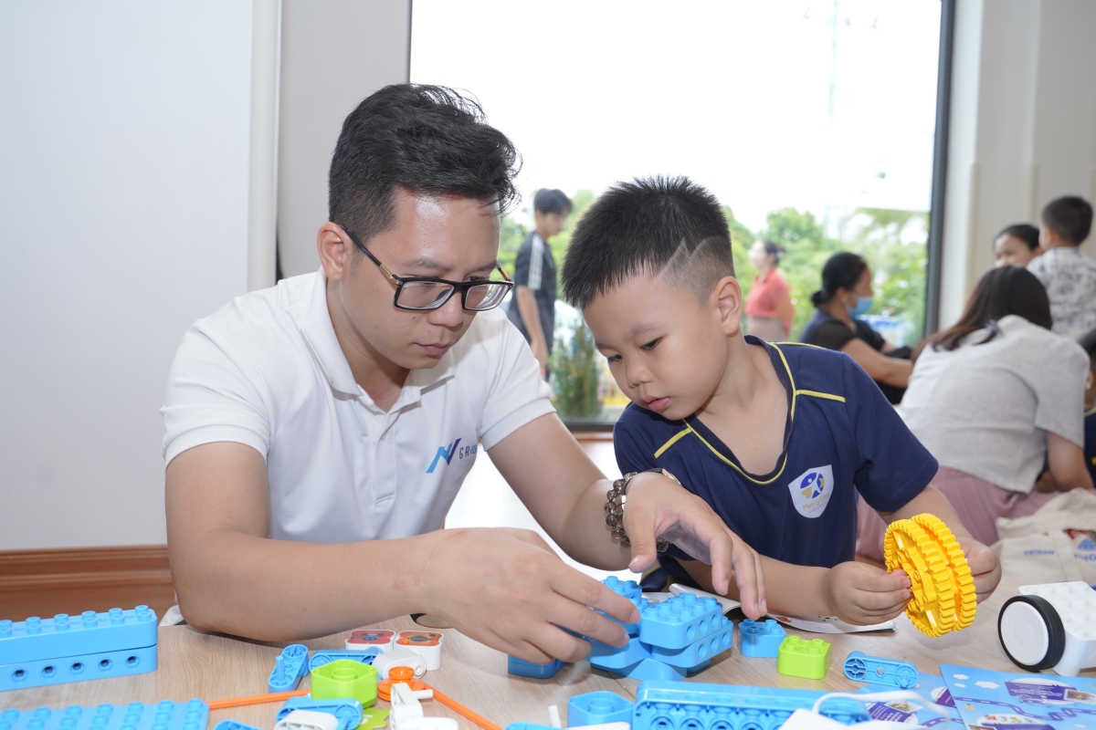 Cùng con trải nghiệm