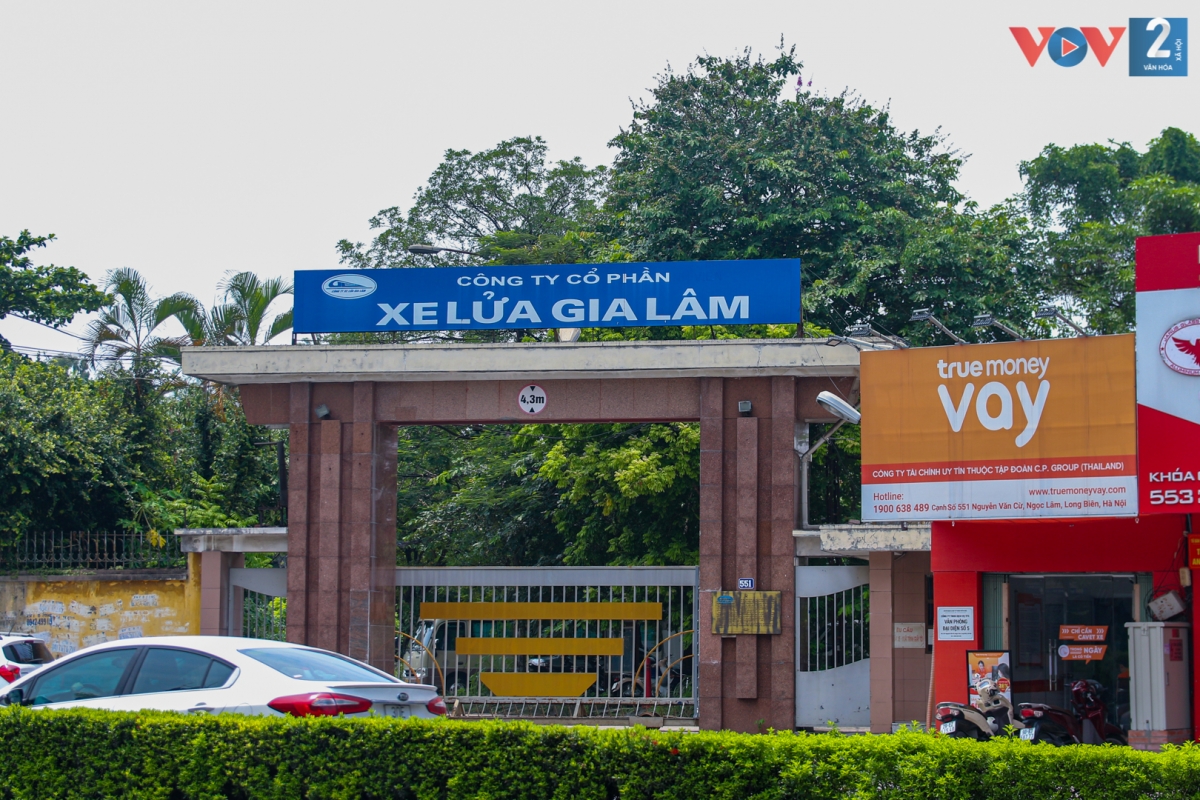 Nhà máy xe lửa Gia Lâm - Công ty Vận tải Hành khách đường sắt Hà Nội, địa chỉ tại số 551 Nguyễn Văn Cừ, quận Long Biên.