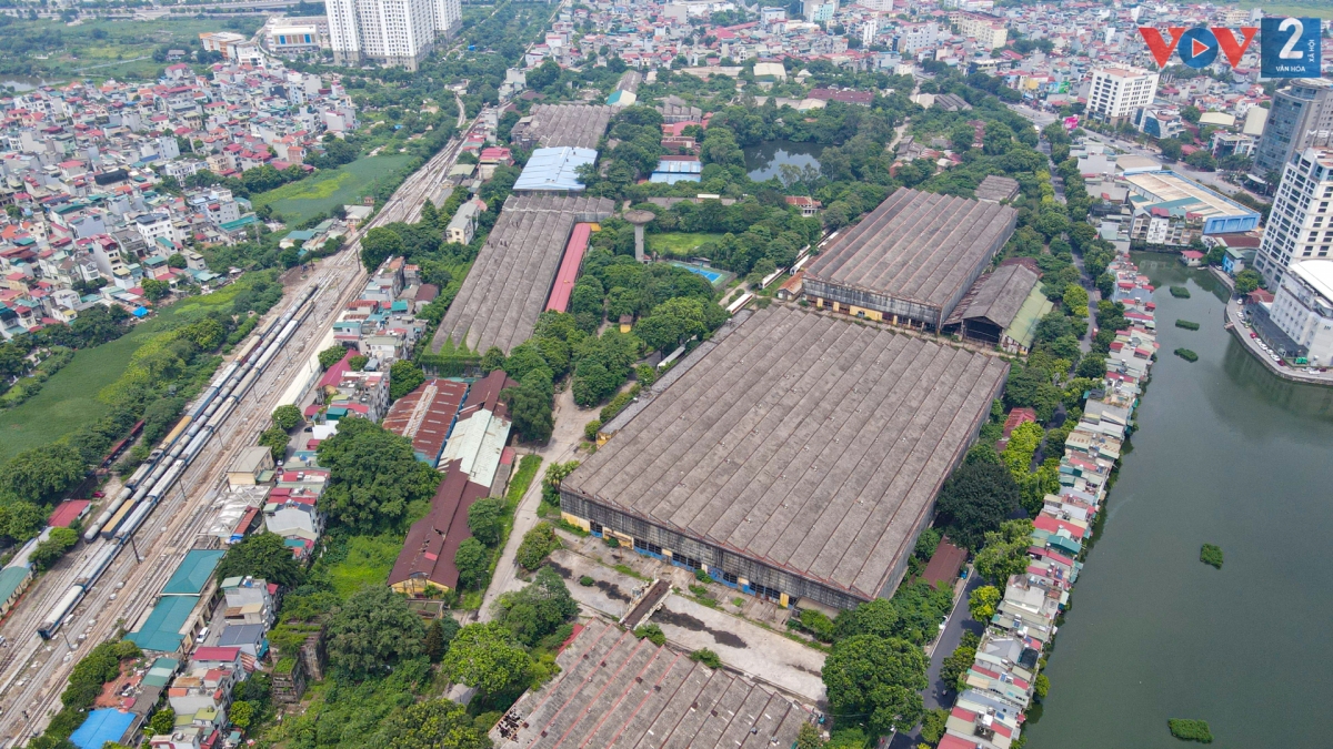 Có diện tích hơn 200.000m2, hiện nơi đây là trụ sở công ty, nhà xưởng sửa chữa toa xe. Phần đất này được quy hoạch là đất công cộng thành phố.