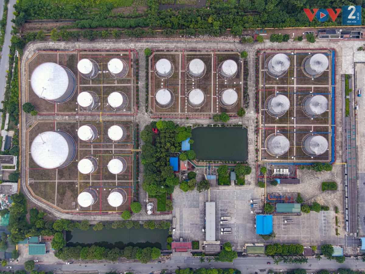 Trong 9 địa điểm vị trí đất vàng doanh nghiệp sẽ phải di dời trong 5 năm tới, có phần đất của Tổng kho xăng đầu Đức Giang, địa chỉ tại số 26 phố Đức Giang, quận Long Biên có diện tích hơn 159.000m2.