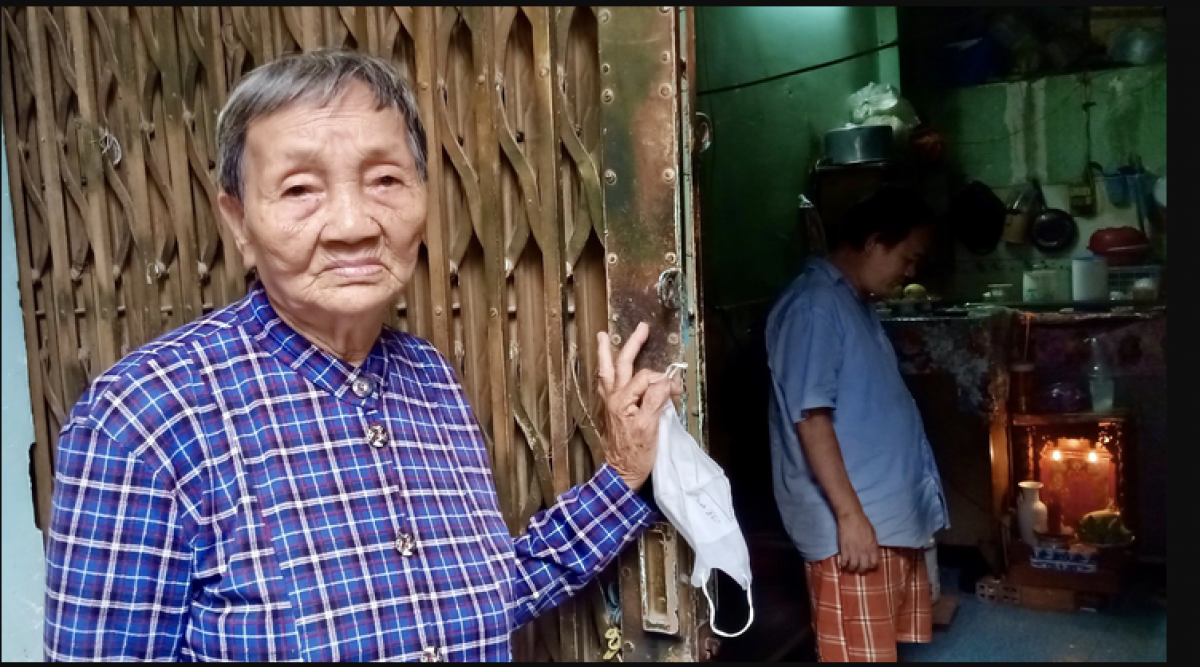 Mỗi ngày rời đi làm, bà đều trĩu lo cho người con không được bình thường ở nhà chờ mẹ đem cơm về