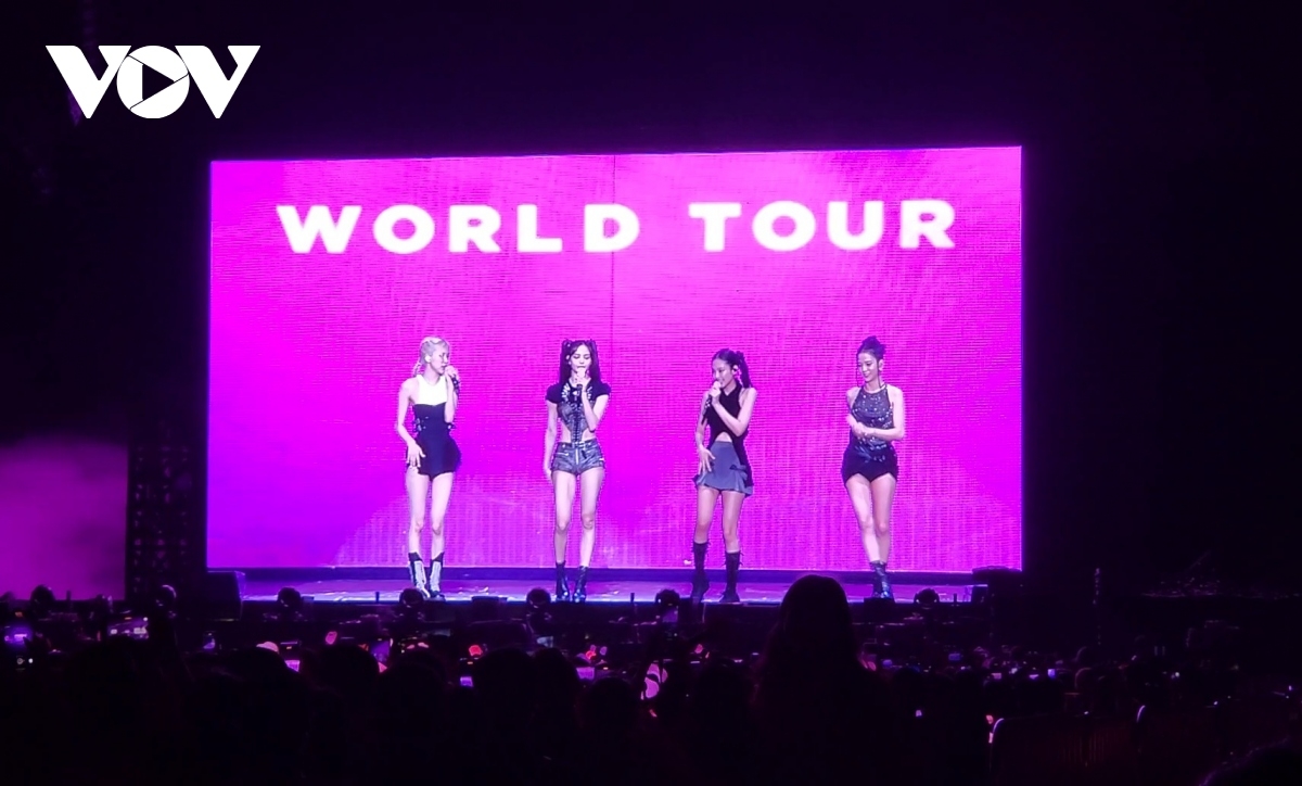 Bốn thành viên của Blackpink trong đêm diễn trên sân Mỹ Đình