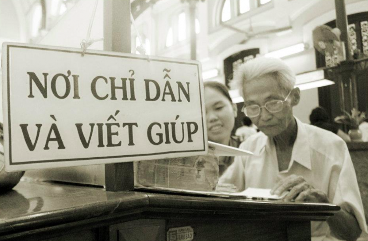 Ông Dương Văn Ngộ bên góc bàn làm việc của mình tại Bưu điện Trung tâm TP.HCM.