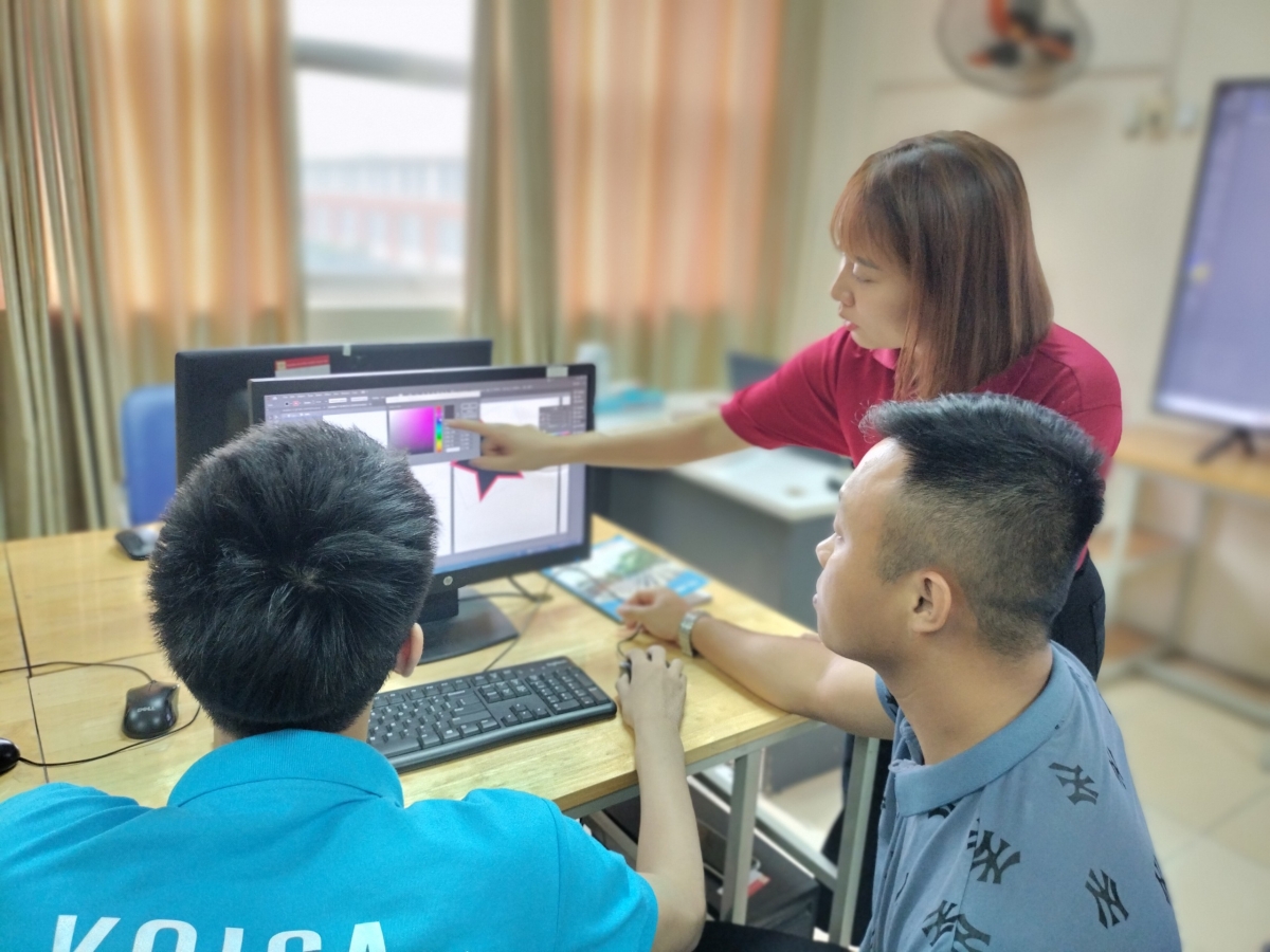 Cô Nguyễn Nam Anh, giảng viên khoa Công nghệ thông tin hướng dẫn học viên thực hành