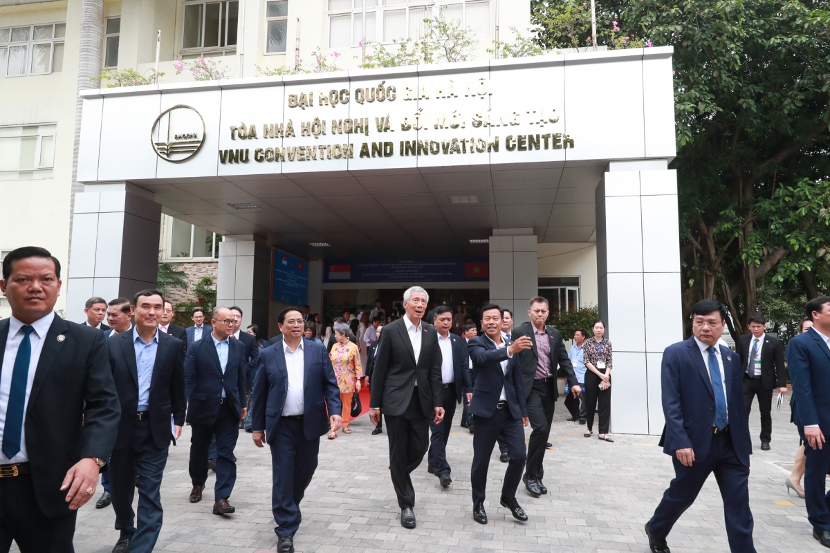 Thầy trò ĐHQG HN vui mừng đón 2 nhà lãnh đạo đến thăm