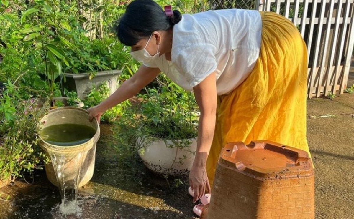 Nhiều hộ gia đình vẫn để các vận đụng chứa nước làm ổ cho muỗi sinh sôi