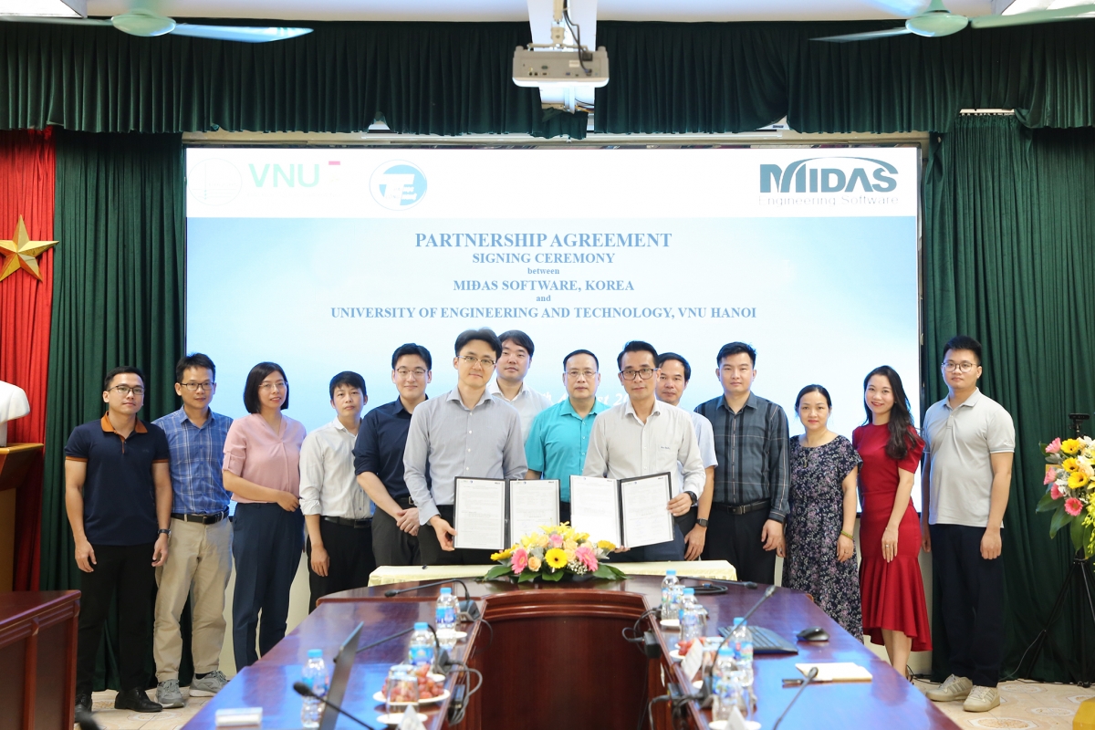 GS.TS. Chử Đức Trình – Hiệu trưởng Trường ĐH Công nghệ, ĐHQGHN và ông Gi Sung Hong – Trưởng nhóm khu vực châu Á Công ty Midas IT, Hàn Quốc ký kết hợp tác về sử dụng phần mềm Midas trong lĩnh vực xây dựng – giao thông