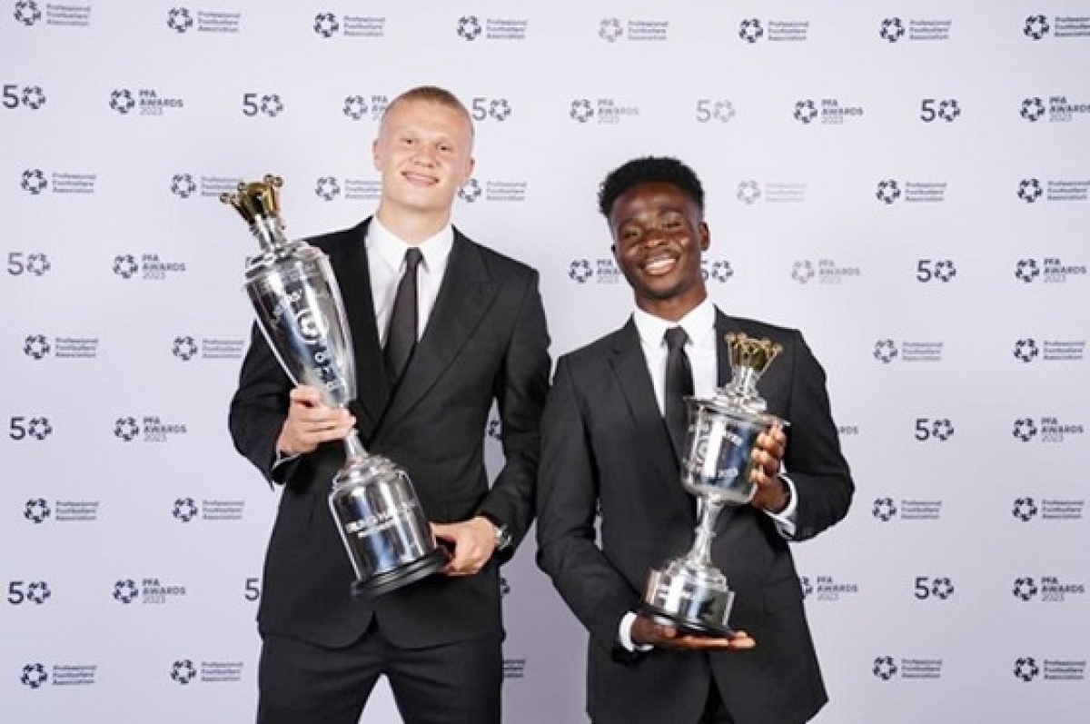 Erling Haaland và Bukayo Saka tại lễ trao giải của PFA. (Ảnh: Getty)
