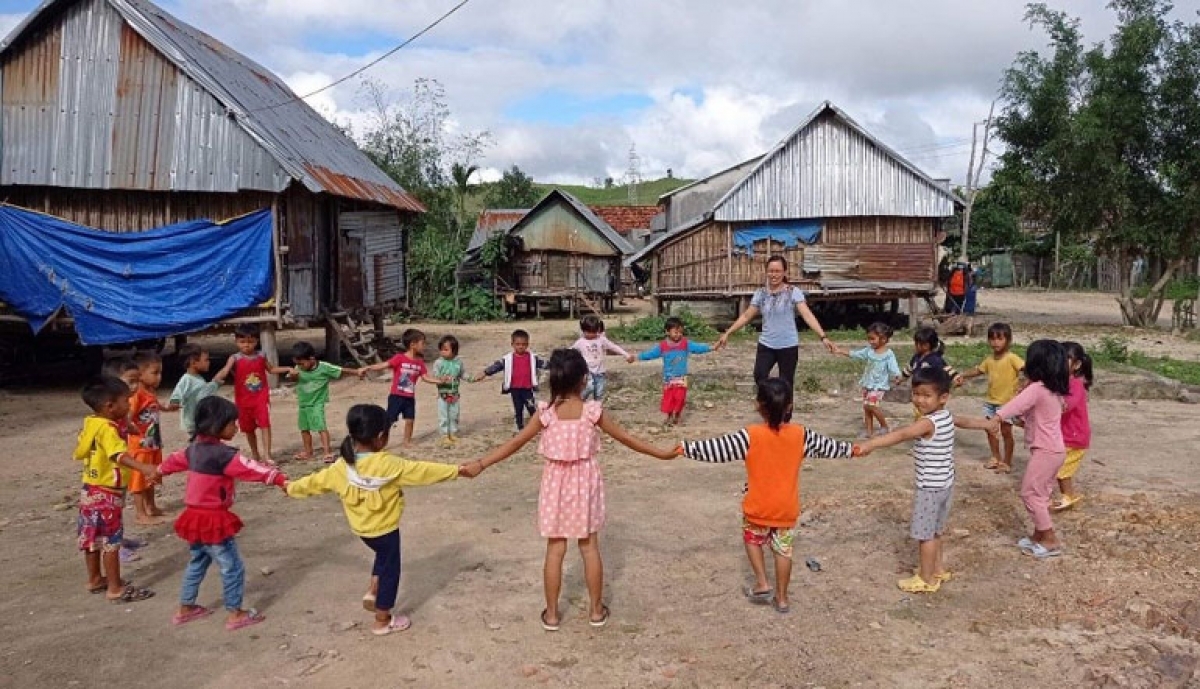 Cô Phạm Thị Tâm cùng học trò của mình tại điểm trường thôn Phú Đồng, xã Phú Mỡ
(Đồng Xuân, Phú Yên)