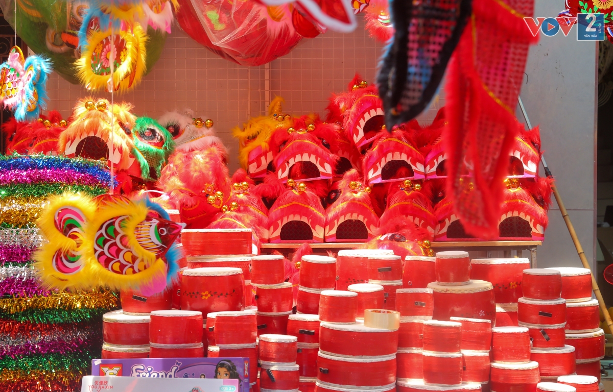 Trống da cũng là sản phẩm không thể thiếu trong dịp này với nhiều loại kích cỡ, đang được bán với giá từ 50.000 đồng đến hơn 70.000 đồng.