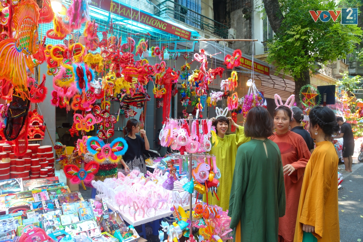 Có mặt tại khu phố Hàng Mã những ngày này, ai nấy đều cảm nhận được bầu không khí nhộn nhịp, hối hả. Các hàng quán dọc con phố bắt đầu trưng bày các sản phẩm đồ trang trí, đồ chơi trung thu từ truyền thống đến hiện đại