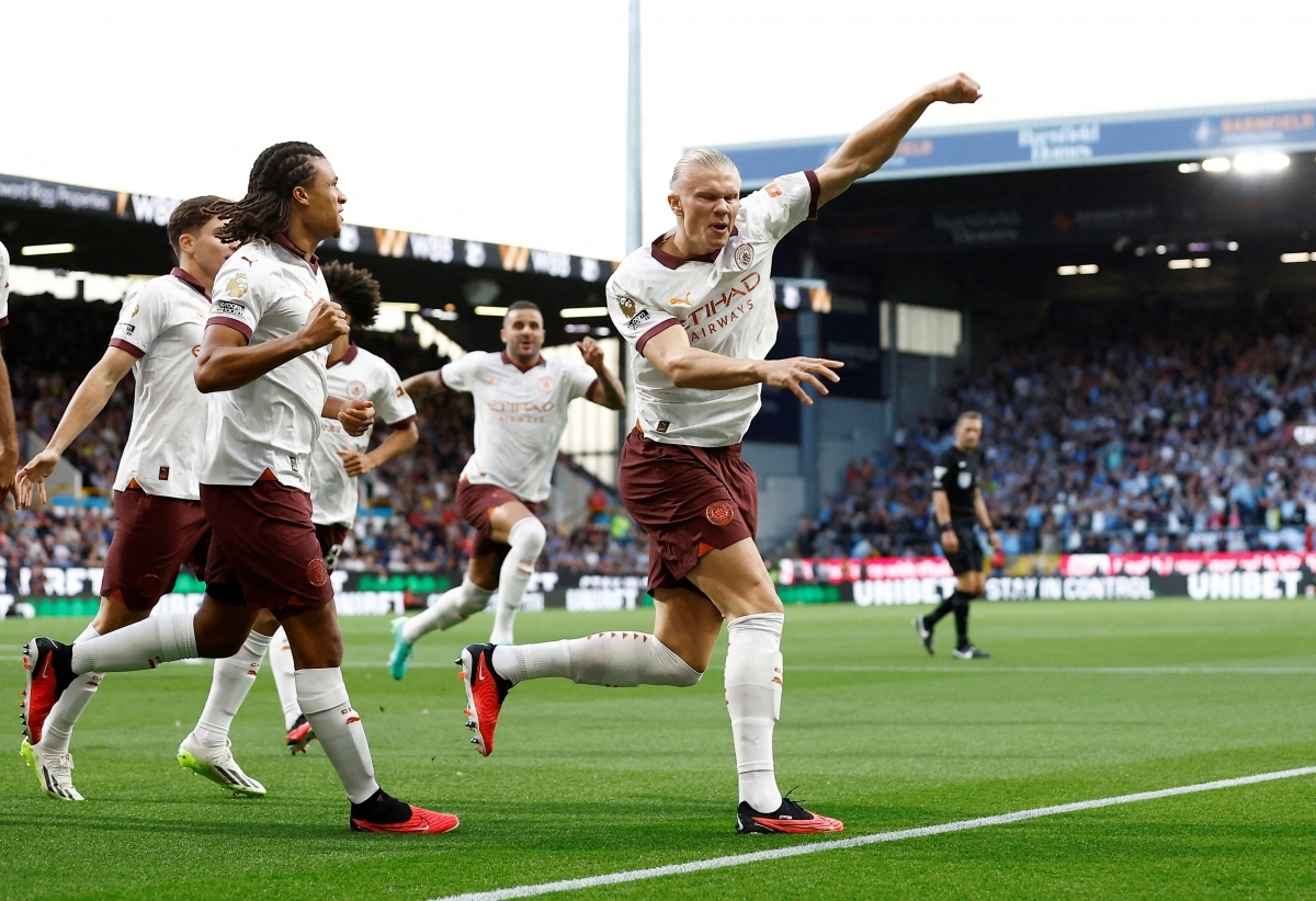 Erling Haaland ghi cú đúp giúp Man City có chiến thắng dễ dàng 3-0 trước Burnley. (Ảnh: Reuters).