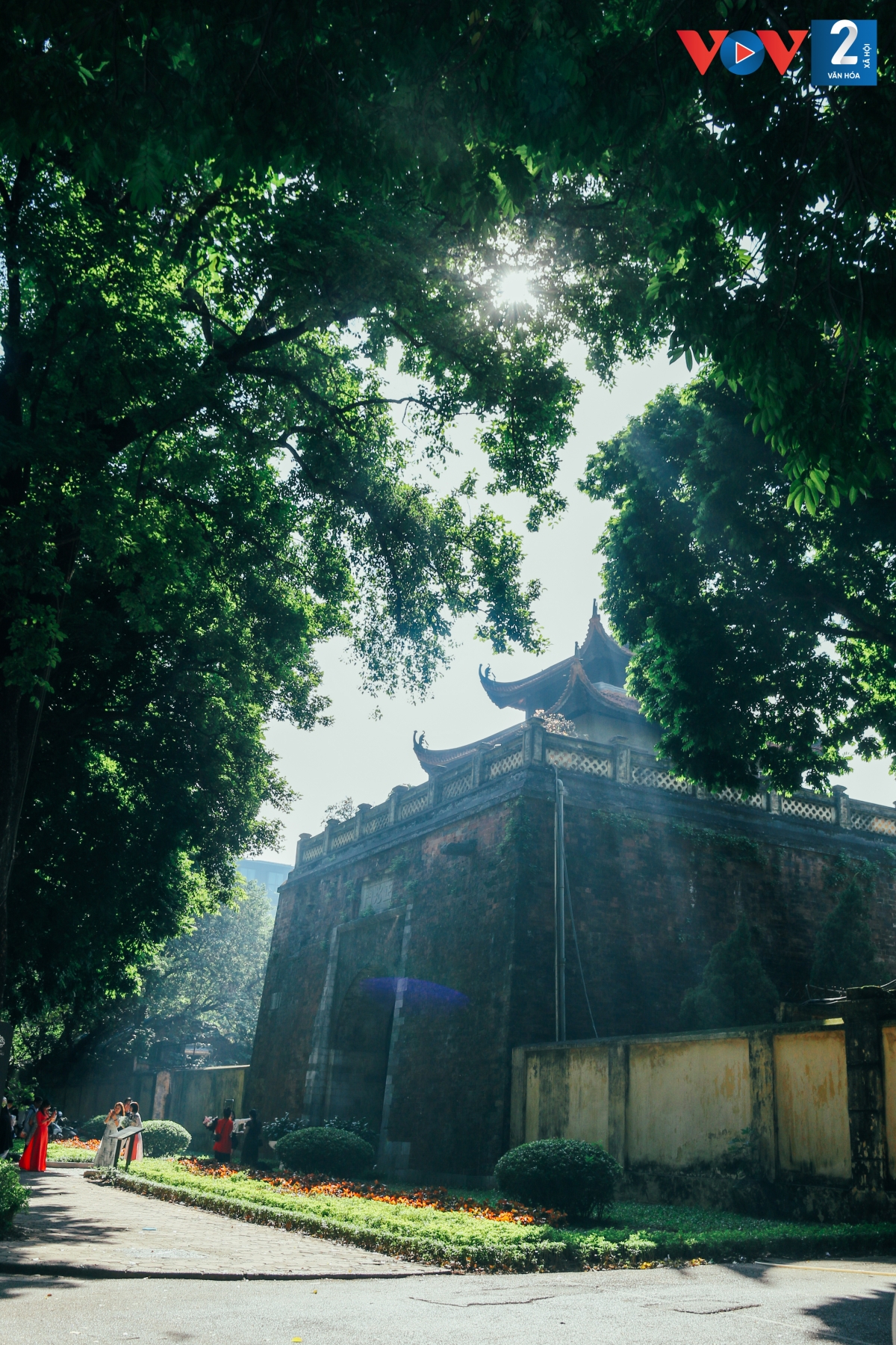 Thu sang, bầu trời quang đãng, mát mẻ, cây cối xanh tươi.