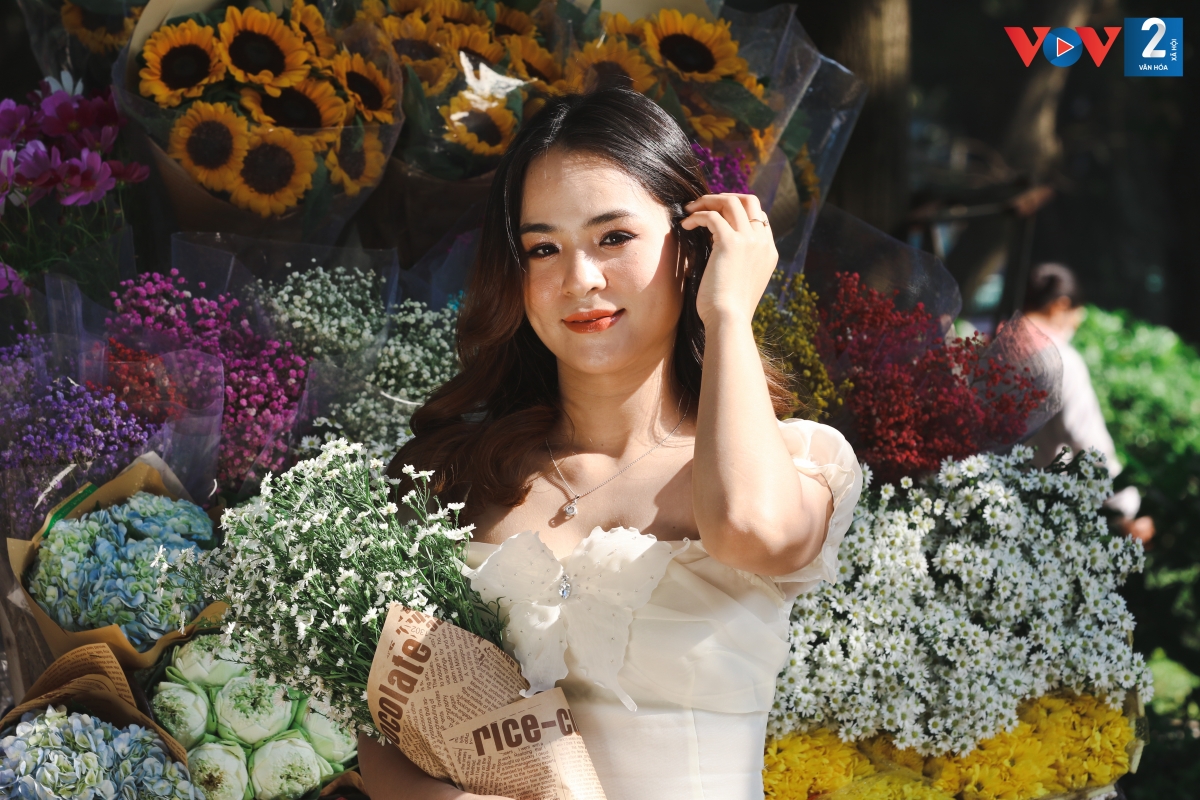Chỉ cần dừng bước, cười xinh và tạo dáng nhẹ nhàng là đã có một bức ảnh đẹp trên con phố Phan Đình Phùng lãng mạn những ngày đầu thu.