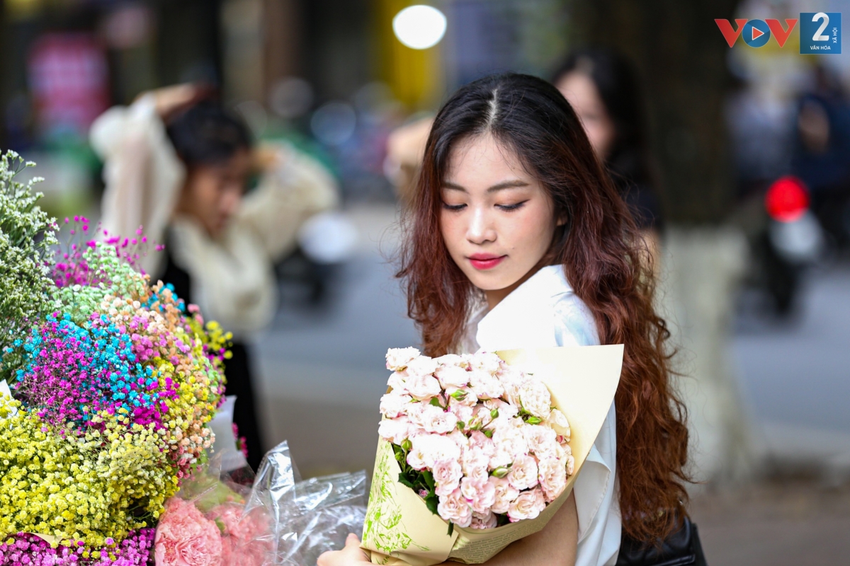 Những bó hoa tươi thắm làm điểm nhấn cho các bạn trẻ trong mỗi khuôn hình.