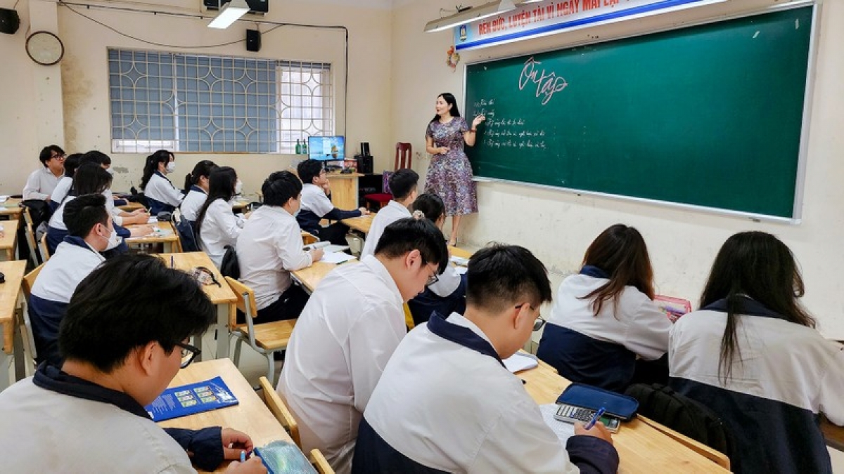 Học sinh phổ thông cần được cân đối phát triển toàn diện trí lực, thể lực.